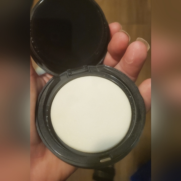New bareMinerals barePRO Performance Wear Powder Foundation. Fair 01 - Picture 6 of 7